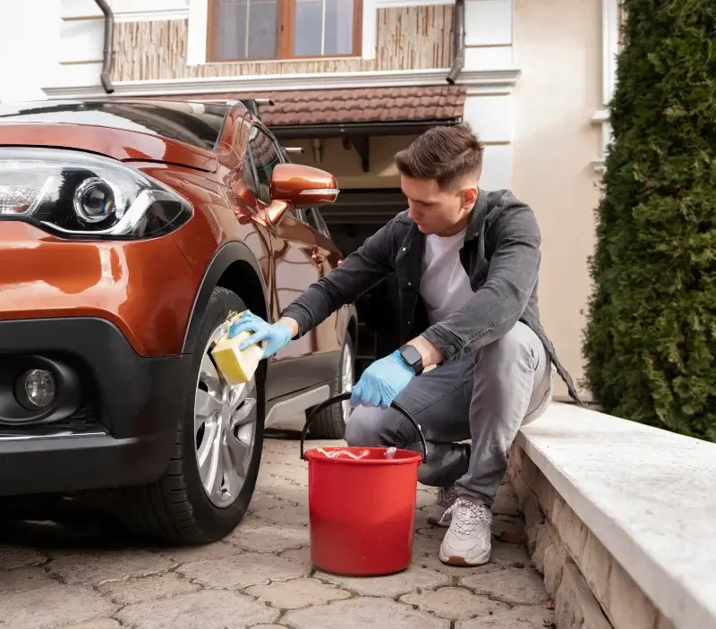 Lavage auto à domicile Naujac-sur-Mer : professionnel intervenant sur un véhicule